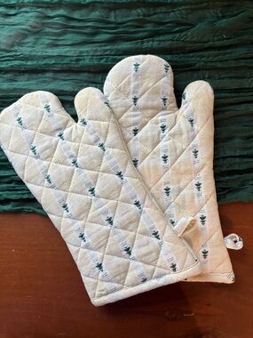 Cream Quilted Oven Mitts with Green Tree Accent - Pair